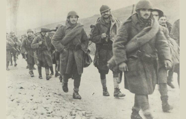 Στρατιωτικά τμηματα προελαύνουν προς το αλβανικό μέτωπο (πηγή: army.gr)