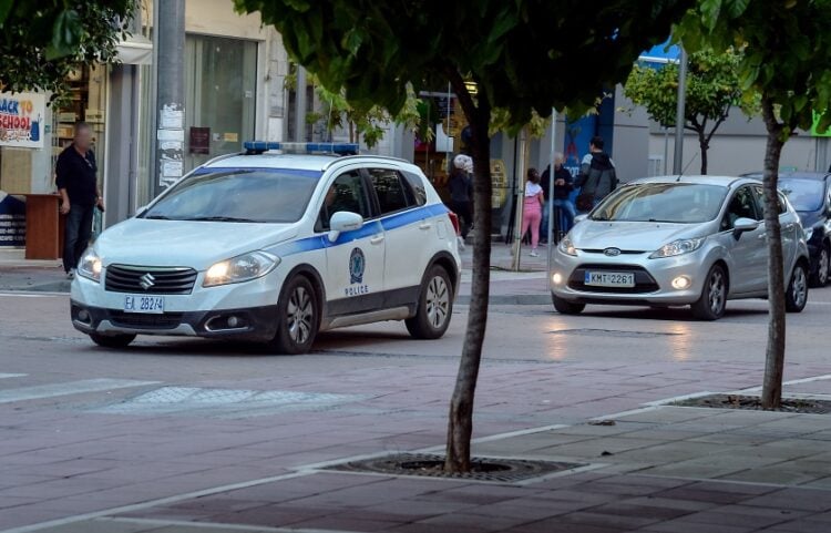 Στιγμιότυπο από την προσαγωγή των δύο 22χρονων στον εισαγγελέα Καλαμάτας (φωτ.: EUROKINISSI/Νικήτας Κώτσιαρης)