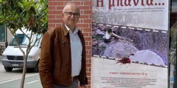 Ο Νίκος Ασλανίδης μπροστά στην αφίσα του βραβευμένου (και ίσως επίμαχου) ντοκιμαντέρ του «Η μπάντα» (πηγή: voria.gr)