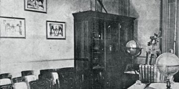 Φωτογραφία από το Εργαστήριο Αστρονομίας του Εθνικού Αστεροσκοπείου στις αρχές της δεκαετίας του 1920. (φωτ.: Κ. Γαβρόγλου, Ευ. Καραμανωλάκης, Χ. Μπάρκουλα, (2014) «Το Πανεπιστήμιο Αθηνών [1837-1937 και η Ιστορία του», Ηράκλειο: Πανεπιστημιακές Εκδόσεις Κρήτης)