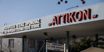 Η είσοδος στον προαύλιο χώρο του «Αττικού» νοσοκομείου (φωτ.: EUROKINISSI / Σωτήρης Δημητρόπουλος)