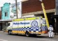 Αστυνομικοί ερευνούν το σημείο όπου σημειώθηκαν οι πυροβολισμοί στο Croydon Park του Σίδνεϊ (φωτ.: EPA/Sitthixay Ditthavong)