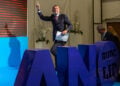 Ο Αντρέι Μπάμπις λίγο προτού εκφωνήσει τον νικητήριο λόγο του, σε συγκέντρωση του ΑΝΟ στην Πράγα (φωτ.: EPA / Martin Divisek)