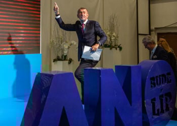 Ο Αντρέι Μπάμπις λίγο προτού εκφωνήσει τον νικητήριο λόγο του, σε συγκέντρωση του ΑΝΟ στην Πράγα (φωτ.: EPA / Martin Divisek)
