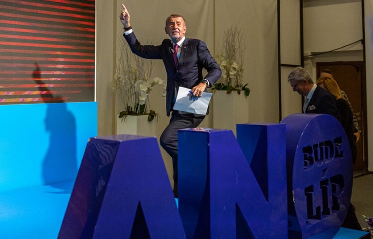 Ο Αντρέι Μπάμπις λίγο προτού εκφωνήσει τον νικητήριο λόγο του, σε συγκέντρωση του ΑΝΟ στην Πράγα (φωτ.: EPA / Martin Divisek)