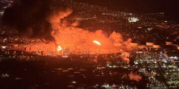 Η φωτιά στο διυλιστήριο της Chevron στο Ελ Σεγκούντο στην Καλιφόρνια (πηγή: Χ)