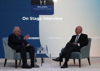 Ο υπουργός Εθνικής Άμυνας Νίκος Δένδιας (δ) συζητά με τον διευθυντή του naftemboriki.gr Μιχάλη Ψύλο (φωτ.: ΑΠΕ-ΜΠΕ/Αλέξανδρος Μπελτές)