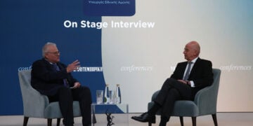 Ο υπουργός Εθνικής Άμυνας Νίκος Δένδιας (δ) συζητά με τον διευθυντή του naftemboriki.gr Μιχάλη Ψύλο (φωτ.: ΑΠΕ-ΜΠΕ/Αλέξανδρος Μπελτές)