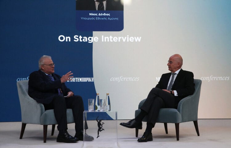 Ο υπουργός Εθνικής Άμυνας Νίκος Δένδιας (δ) συζητά με τον διευθυντή του naftemboriki.gr Μιχάλη Ψύλο (φωτ.: ΑΠΕ-ΜΠΕ/Αλέξανδρος Μπελτές)