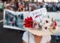 Διαδηλώτρια στη Σάντα Κρουθ της Τενερίφης φορά καπέλο που γράφει «Ελευθερώστε στην Παλαιστίνη» (φωτ.: EPA/Ramon De La Rocha)