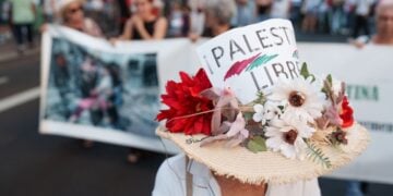 Διαδηλώτρια στη Σάντα Κρουθ της Τενερίφης φορά καπέλο που γράφει «Ελευθερώστε στην Παλαιστίνη» (φωτ.: EPA/Ramon De La Rocha)