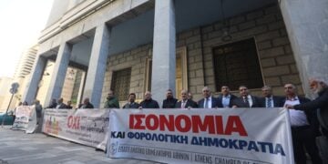 Στιγμιότυπο από παλιότερη διαμαρτυρία των φορέων έξω από το ΣτΕ κατά την εκδίκαση των αιτήσεων ακύρωσης του επίμαχου νόμου (φωτ.: EUROKINISSI/Γιάννης Παναγόπουλος)