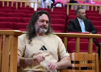 Σε πρώτο πλάνο ο Γιάννης Λαγός και πίσω του διακρίνεται ο Ηλίας Κασιδιάρης (φωτ.: EUROKINISSI/Τατιάνα Μπόλαρη)