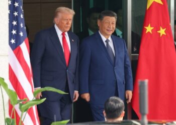 Ο Ντόναλντ Τραμπ με τον Κινέζο πρόεδρο Σι Τζινπίνγκ κατά τη συνάντησή τους στη Νότια Κορέα (φωτ.: EPA/YONHAP)