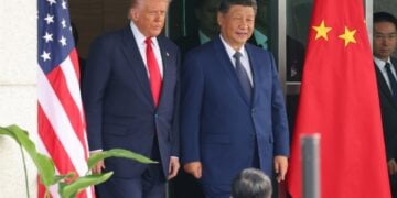 Ο Ντόναλντ Τραμπ με τον Κινέζο πρόεδρο Σι Τζινπίνγκ κατά τη συνάντησή τους στη Νότια Κορέα (φωτ.: EPA/YONHAP)