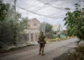 Ουκρανοί στρατιώτες απλώνουν δίχτυα προστασίας από τις επιθέσεις με drone σε πόλη της πρώτης γραμμής στο Ντονέτσκ (φωτ.: Press service of the 24 Mechanized brigade)