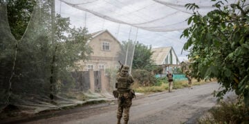 Ουκρανοί στρατιώτες απλώνουν δίχτυα προστασίας από τις επιθέσεις με drone σε πόλη της πρώτης γραμμής στο Ντονέτσκ (φωτ.: Press service of the 24 Mechanized brigade)