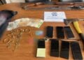 Ορισμένα από τα κατασχεθέντα αντικείμενα και χρήματα της εγκληματικής οργάνωσης (φωτ.: Ελληνική Αστυνομία)