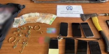 Ορισμένα από τα κατασχεθέντα αντικείμενα και χρήματα της εγκληματικής οργάνωσης (φωτ.: Ελληνική Αστυνομία)