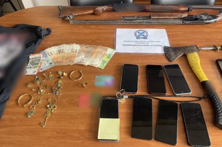 Ορισμένα από τα κατασχεθέντα αντικείμενα και χρήματα της εγκληματικής οργάνωσης (φωτ.: Ελληνική Αστυνομία)