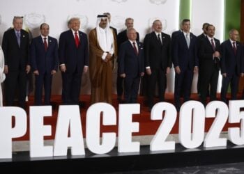 Η επιγραφή «Ειρήνη 2025» μπροστά από τους ηγέτες που συμμετείχαν στη σύνοδο Κορυφής στο Σαρμ ελ Σέιχ για το τέλος του πολέμου στη Λωρίδα της Γάζας (φωτ.: EPA/Yoan Valat/POOL)