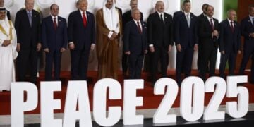 Η επιγραφή «Ειρήνη 2025» μπροστά από τους ηγέτες που συμμετείχαν στη σύνοδο Κορυφής στο Σαρμ ελ Σέιχ για το τέλος του πολέμου στη Λωρίδα της Γάζας (φωτ.: EPA/Yoan Valat/POOL)