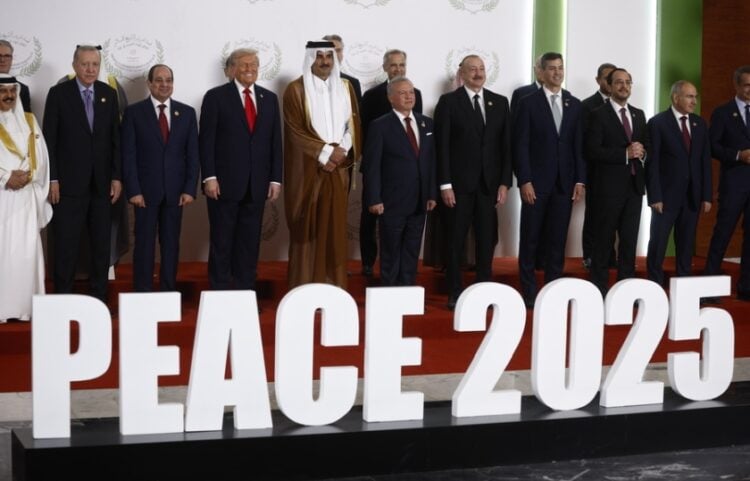 Η επιγραφή «Ειρήνη 2025» μπροστά από τους ηγέτες που συμμετείχαν στη σύνοδο Κορυφής στο Σαρμ ελ Σέιχ για το τέλος του πολέμου στη Λωρίδα της Γάζας (φωτ.: EPA/Yoan Valat/POOL)