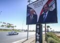 Οδηγός προσπερνά γιγαντοαφίσα με τους προέδρους των ΗΠΑ και της Αιγύπτου λίγο πριν από τη Σύνοδο Κορυφής στο Σαρμ Ελ Σέιχ (φωτ.: EPA/Mohamed Hossam)