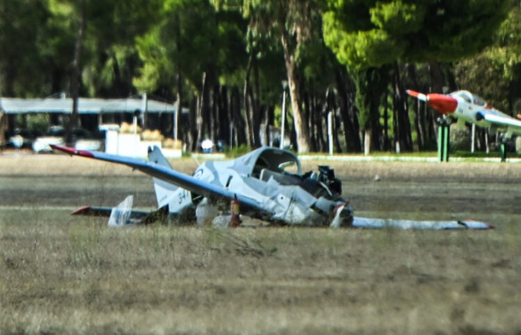 Το εκπαιδευτικό αεροσκάφος της Πολεμικής Αεροπορίας που κατέπεσε στο Τατόι (φωτ.: EUROKINISSI / Κώστας Τζούμας)