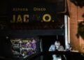 Αστυνομικοί της Σήμανσης ελέγχουν την είσοδο του κέντρου διασκέδασης για στοιχεία (φωτ.: EUROKINISSI/Τατιάνα Μπόλαρη)