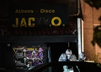 Αστυνομικοί της Σήμανσης ελέγχουν την είσοδο του κέντρου διασκέδασης για στοιχεία (φωτ.: EUROKINISSI/Τατιάνα Μπόλαρη)