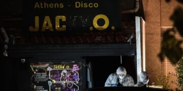 Αστυνομικοί της Σήμανσης ελέγχουν την είσοδο του κέντρου διασκέδασης για στοιχεία (φωτ.: EUROKINISSI/Τατιάνα Μπόλαρη)