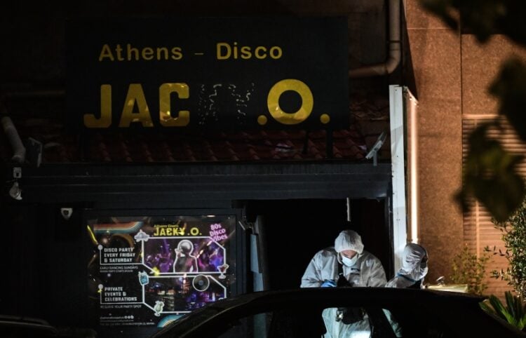 Αστυνομικοί της Σήμανσης ελέγχουν την είσοδο του κέντρου διασκέδασης για στοιχεία (φωτ.: EUROKINISSI/Τατιάνα Μπόλαρη)