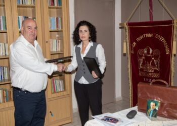 Στιγμιότυπο από τη δωρεά των βιβλίων και των προσωπικών αντικειμένων του Μ. Χαραλαμπίδη (φωτ.: Ένωση Ποντίων Σούρμενων)