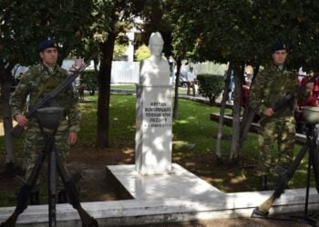 Η προτομή του Κρίτωνα Κονσουλίδη στην πλατεία που φέρει το όνομά του (φωτ.: facebook/Σύλλογος Μικρασιατών Καβάλας)