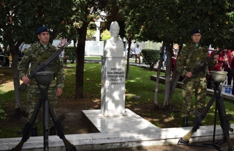 Η προτομή του Κρίτωνα Κονσουλίδη στην πλατεία που φέρει το όνομά του (φωτ.: facebook/Σύλλογος Μικρασιατών Καβάλας)