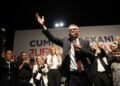 O Ερχιουρμάν μιλά στους οπαδούς του μετά την εκλογική του νίκη (φωτ.: EPA / Birol Bebek)