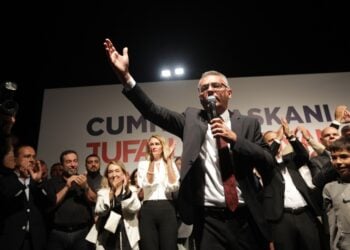 O Ερχιουρμάν μιλά στους οπαδούς του μετά την εκλογική του νίκη (φωτ.: EPA / Birol Bebek)