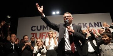 O Ερχιουρμάν μιλά στους οπαδούς του μετά την εκλογική του νίκη (φωτ.: EPA / Birol Bebek)