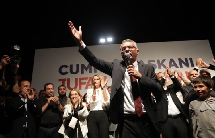 O Ερχιουρμάν μιλά στους οπαδούς του μετά την εκλογική του νίκη (φωτ.: EPA / Birol Bebek)
