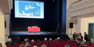Πριν από την έναρξη της εσπερίδας στο Μαλλιαροπούλειο Θέατρο (φωτ.: Facebook / Δημοτική Ραδιοφωνία Τρίπολης 91,5)