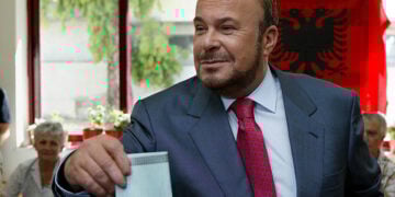 Ο Φατός Νάνο στις εκλογές του 2005 (φωτ.: EPA / Valdrin Xhemaj)