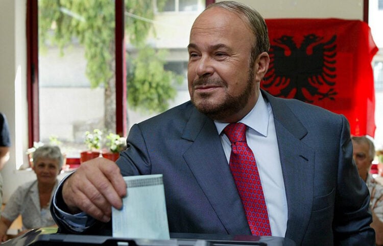 Ο Φατός Νάνο στις εκλογές του 2005 (φωτ.: EPA / Valdrin Xhemaj)