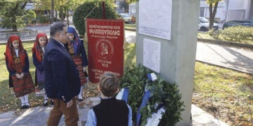 Το μνημείο στη Φιλιππούπολη Λάρισας για τους πρόσφυγες από την Ανατολική Ρωμυλία (φωτ.: eleftheria.gr)