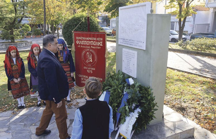 Το μνημείο στη Φιλιππούπολη Λάρισας για τους πρόσφυγες από την Ανατολική Ρωμυλία (φωτ.: eleftheria.gr)