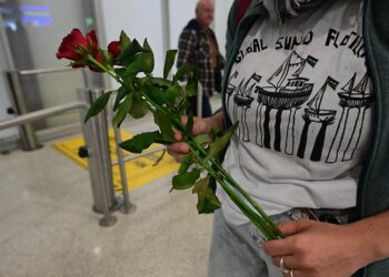 Εν αναμονή στο «Ελ. Βενιζέλος» των μελών του «Οξυγόνου» που συνελήφθησαν από το Ισραήλ στην προσπάθειά τους να φτάσουν στη Γάζα (φωτ.: EUROKINISSI / Τατιάνα Μπόλαρη)