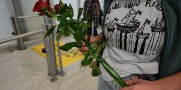 Εν αναμονή στο «Ελ. Βενιζέλος» των μελών του «Οξυγόνου» που συνελήφθησαν από το Ισραήλ στην προσπάθειά τους να φτάσουν στη Γάζα (φωτ.: EUROKINISSI / Τατιάνα Μπόλαρη)