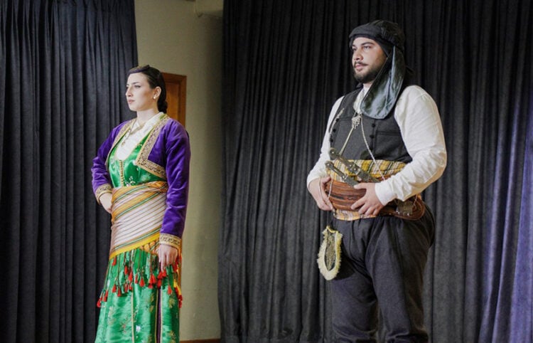 Από την εκδήλωση δεν θα μπορούσε να λείπει η ποντιακή φορεσιά (φωτ.: Λύκειο Ελληνίδων Κατερίνης / Μαρία-Ειρήνη Τζήκα)