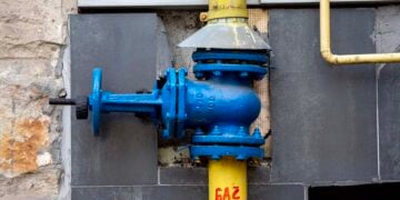 Σωλήνες που μεταφέρουν ρωσικό φυσικό αέριο σε πολυκατοικία στην πρωτεύουσα της Μολδαβίας, Κισινάου (φωτ.: EPA / Dumitru Doru)