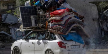 Κάτοικοι της Γάζας εγκαταλείπουν την πόλη προς Νότο (φωτ.: EPA / Mohammed Saber)